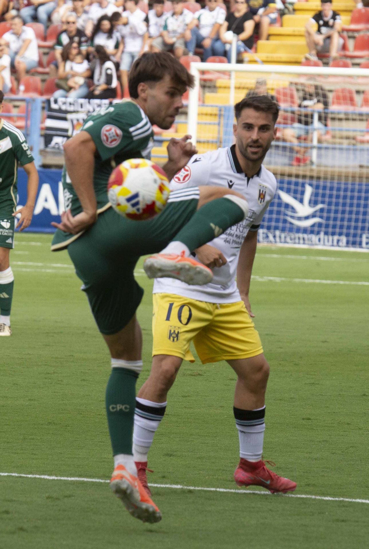 Las mejores imágenes del derbi entre el Mérida y el Cacereño en el Francisco de la Hera
