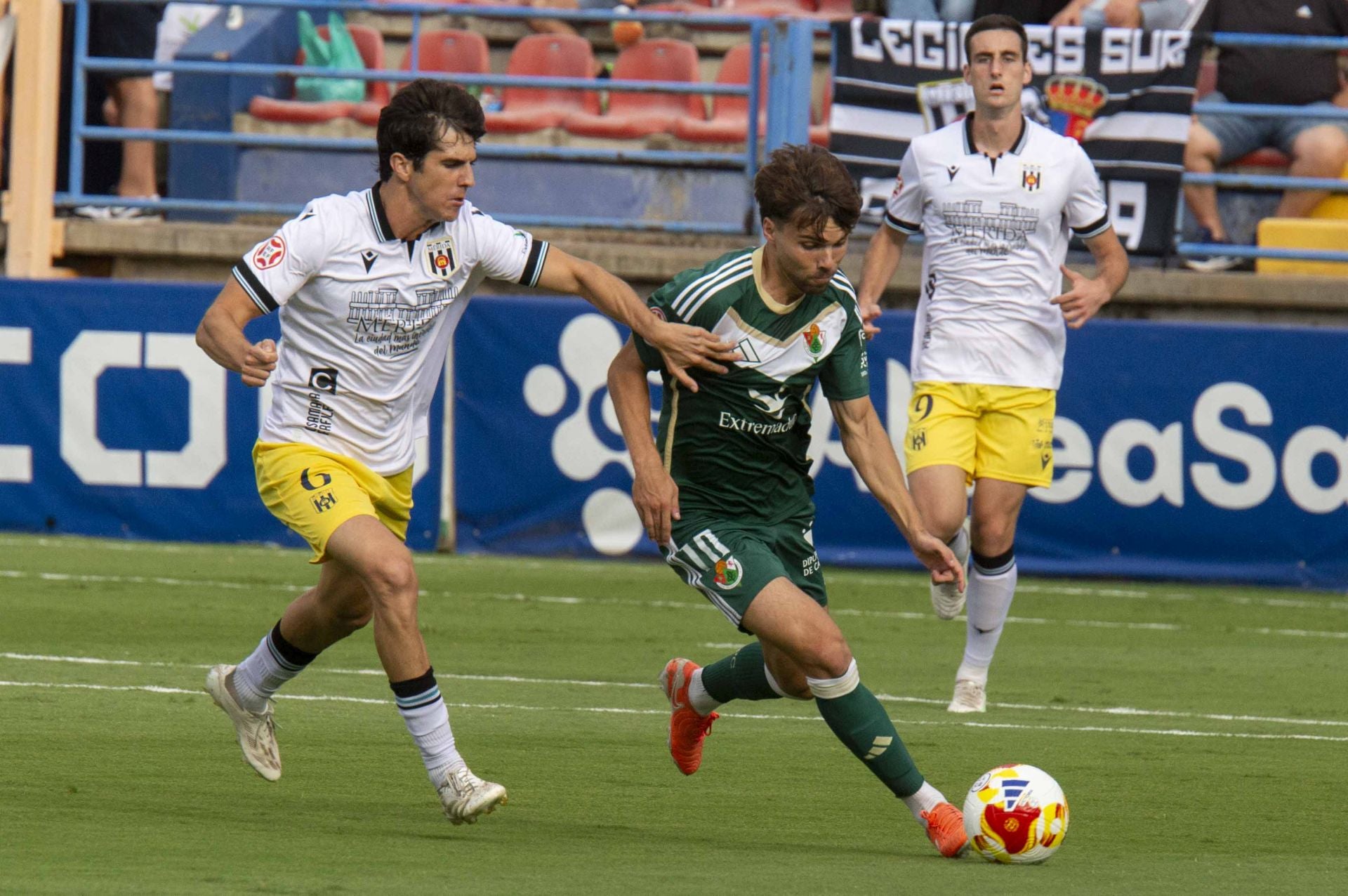 Las mejores imágenes del derbi entre el Mérida y el Cacereño en el Francisco de la Hera