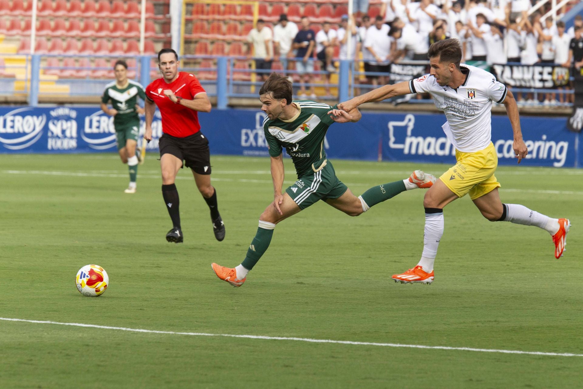 Las mejores imágenes del derbi entre el Mérida y el Cacereño en el Francisco de la Hera