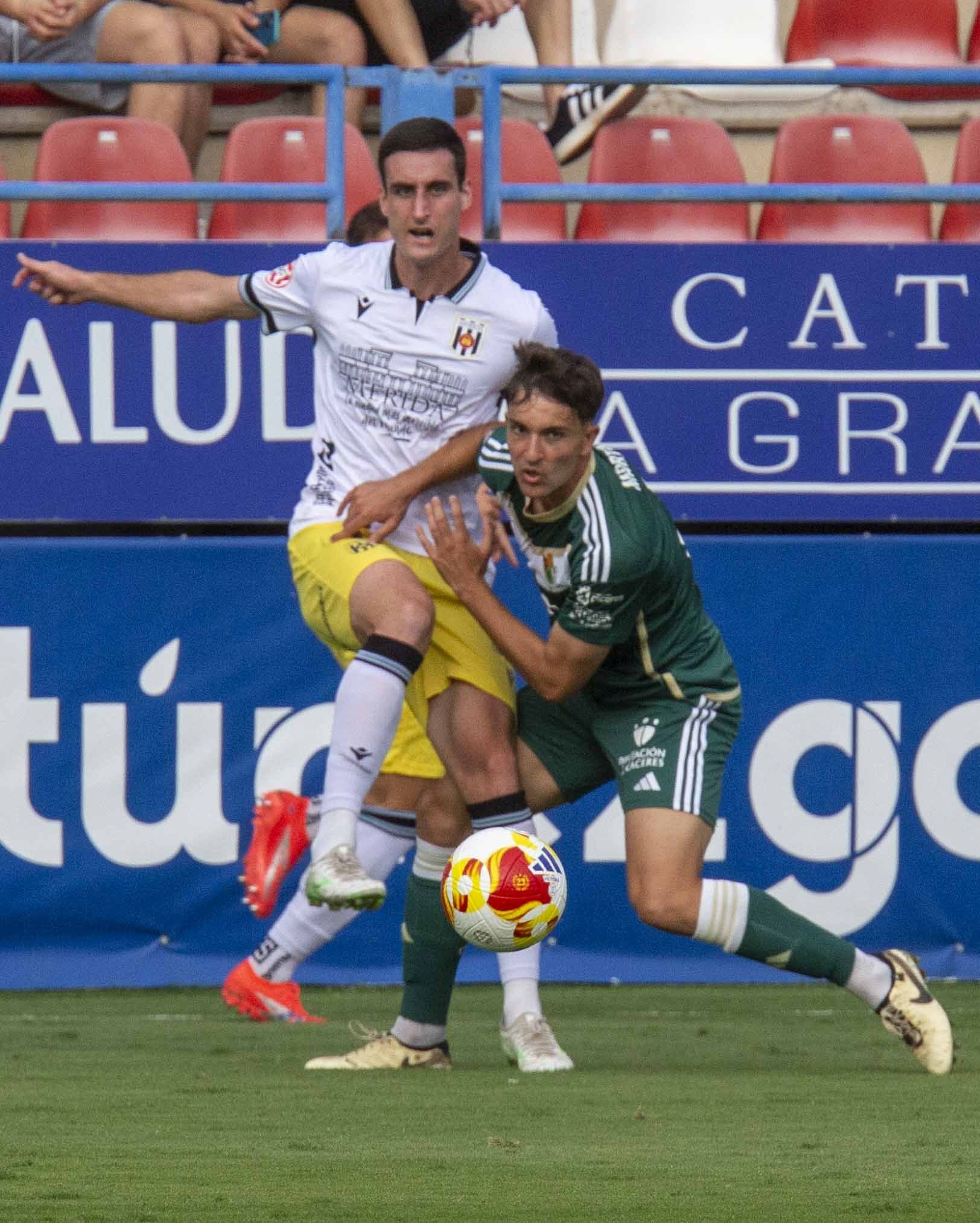 Las mejores imágenes del derbi entre el Mérida y el Cacereño en el Francisco de la Hera