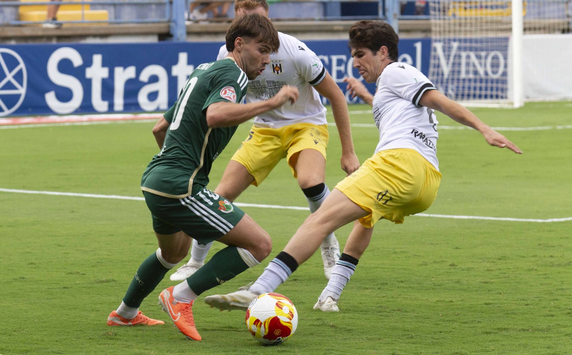 Las mejores imágenes del derbi entre el Mérida y el Cacereño en el Francisco de la Hera