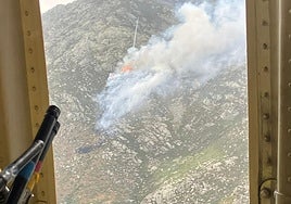 Los bomberos trabajan en la extinción de un incendio en Villanueva de la Vera