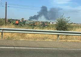 La columna de humo negro que se aprecia.