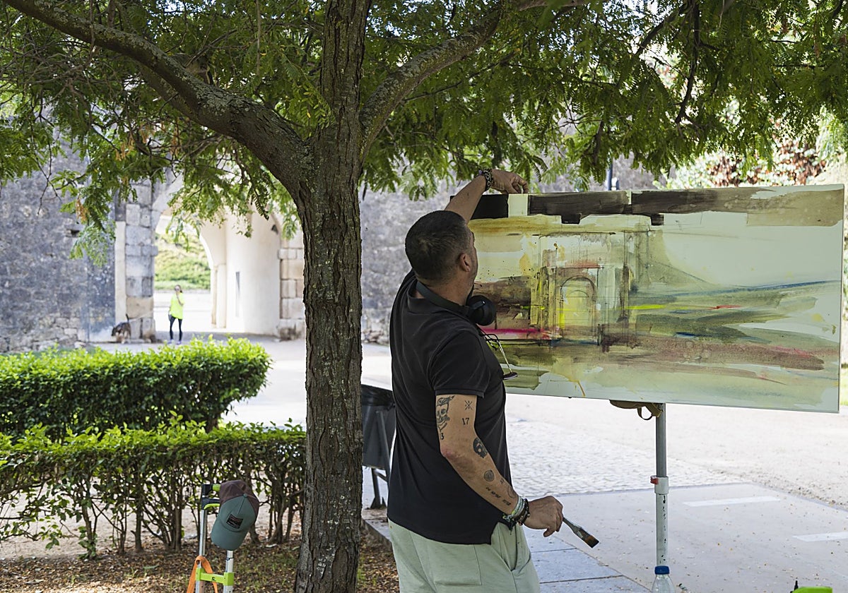 Pepe Bonaño pintando su cuadro ganador este sábado en Badajoz.
