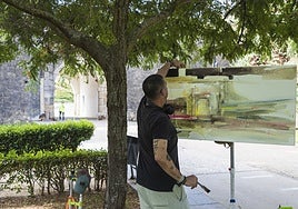 Pepe Bonaño pintando su cuadro ganador este sábado en Badajoz.