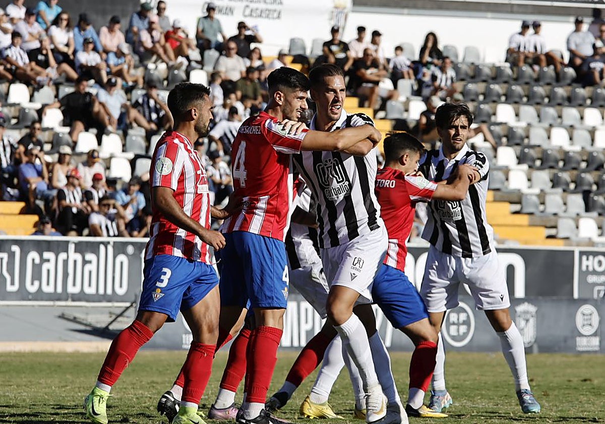 Forcejeo en el área en el duelo entre el Badajoz y el Don Benito.
