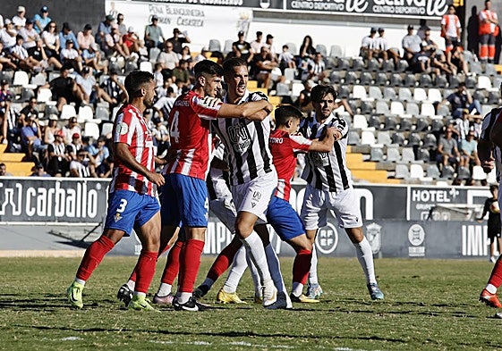 Forcejeo en el área en el duelo entre el Badajoz y el Don Benito.