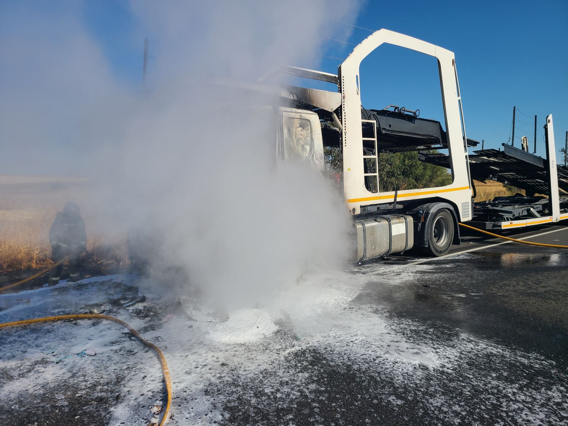 Fotos | Así ha quedado el camión portavehículos tras arder en la A-5 en Badajoz