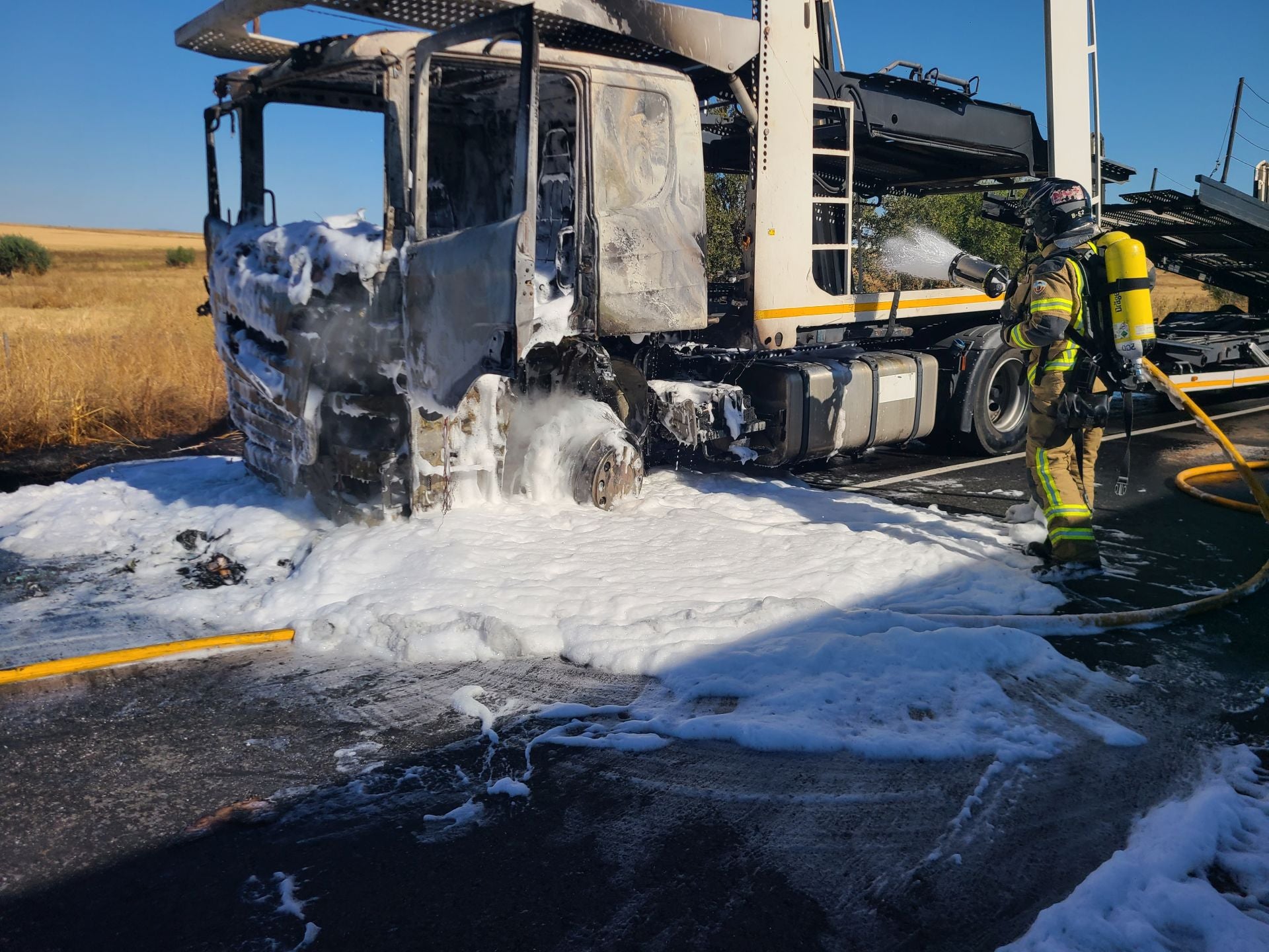 Fotos | Así ha quedado el camión portavehículos tras arder en la A-5 en Badajoz