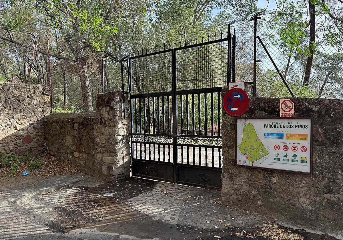 La puerta lateral del parque de Los Pinos lleva cerrada todo el verano.