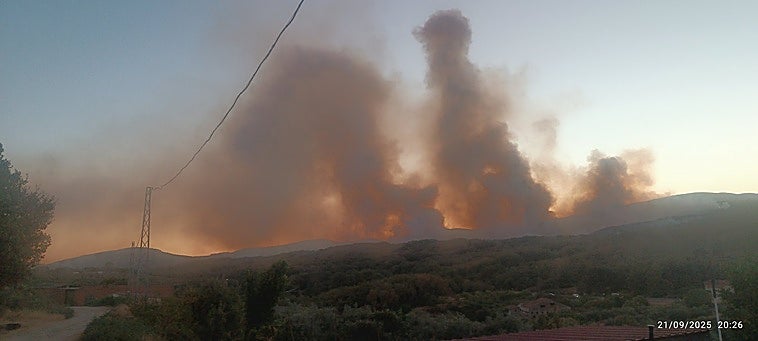 Los bomberos intervienen en tres incendios forestales activos en el norte de la provincia de Cáceres