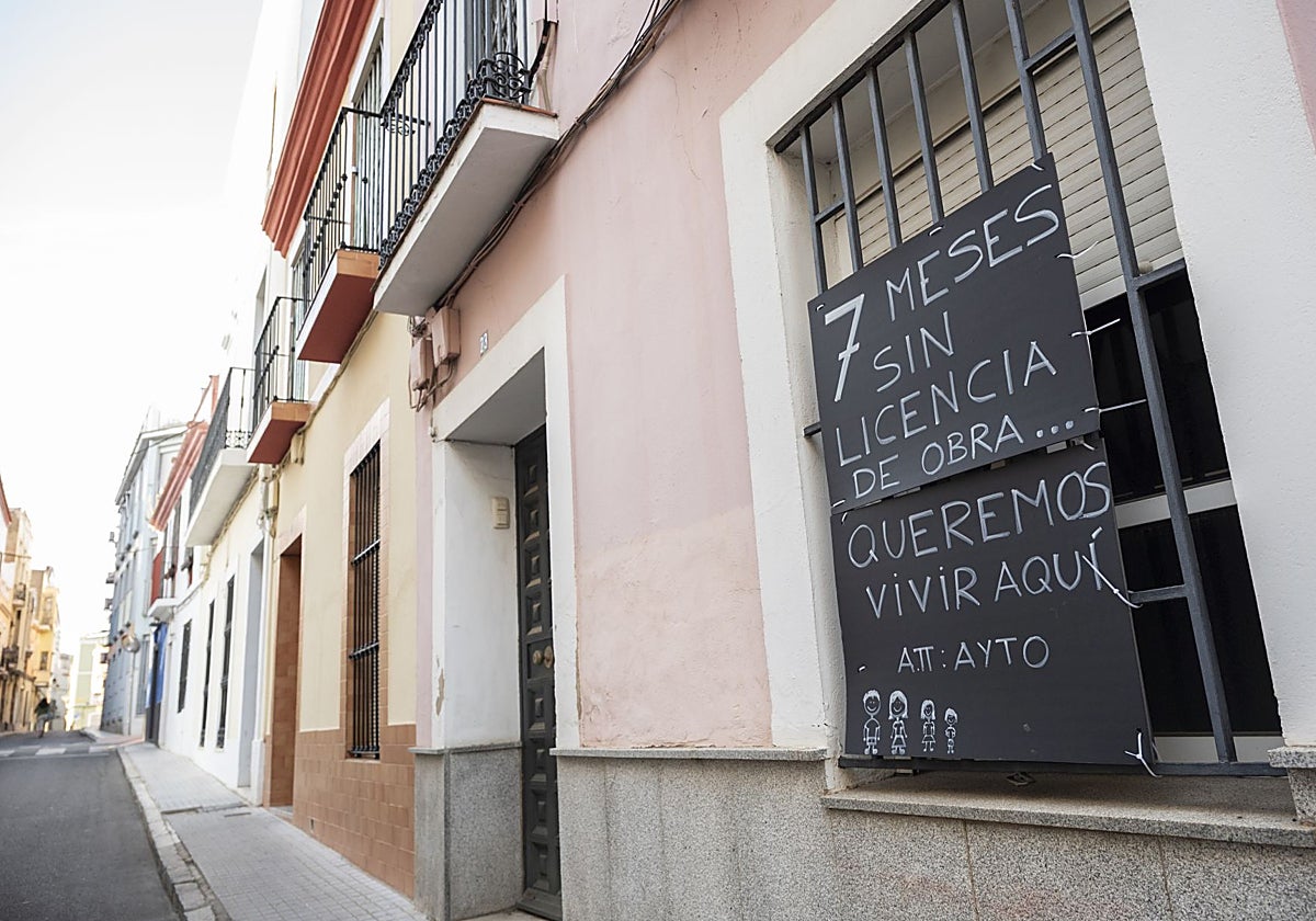El cartel que colocó Óscar Montaño en la fachada de su casa.