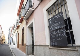 El cartel que colocó Óscar Montaño en la fachada de su casa.