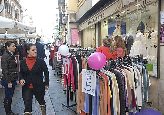 Expositores con ropa en la calle en una edición anterior del Outlet urbano de Mérida.