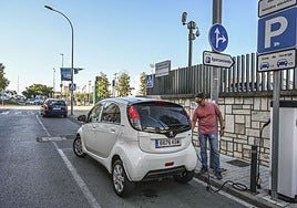 Un usuario recargando su coche en punto de Badajoz en una foto de archivo.