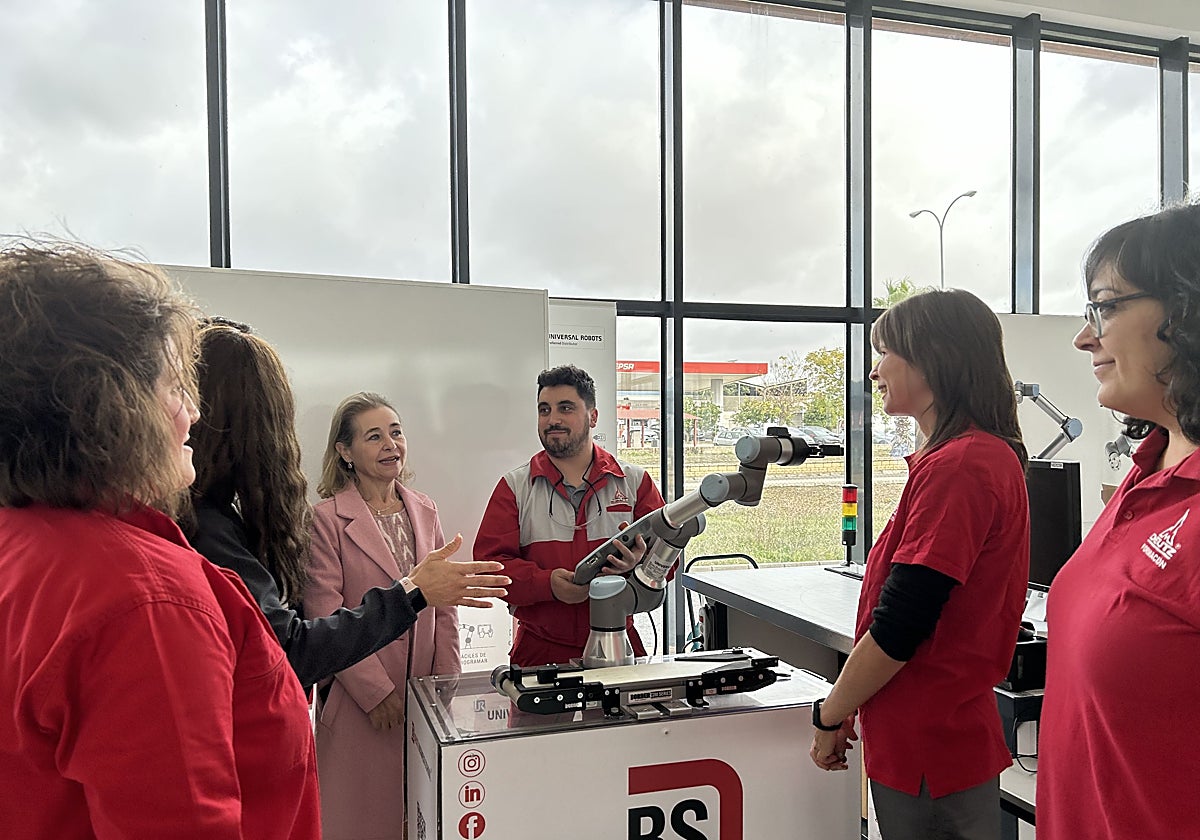 La consejera de Educación en una visita en un centro de FP Dual.