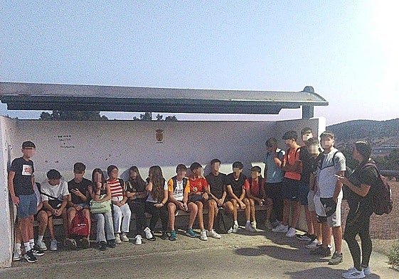 Imagen de archivo de varios alumnos de la ruta de La Morera, La Parra y Salvatierra de los Barros, que van a institutos de Zafra, en la parada de autobús.