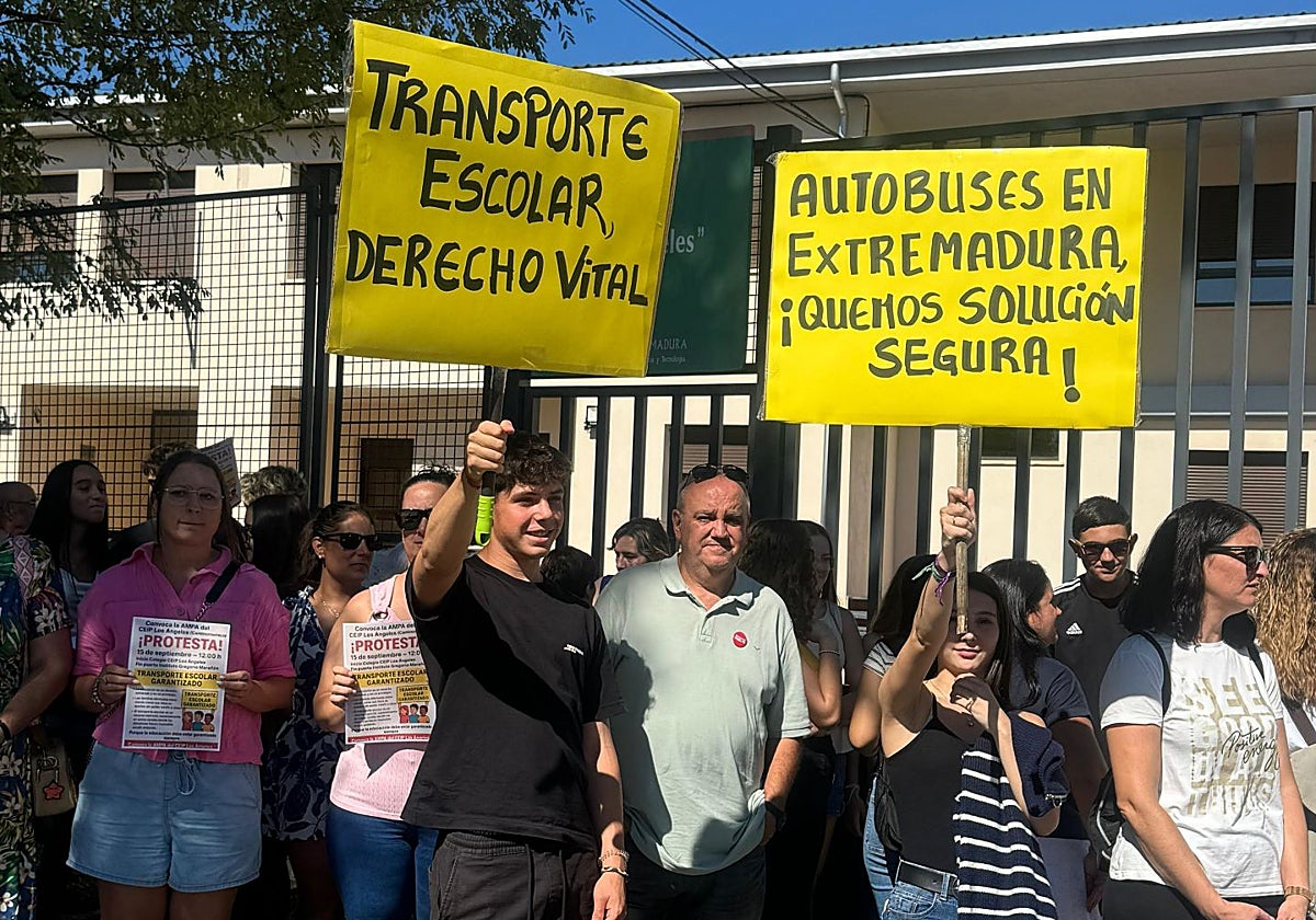 Protestas de familias en Caminomorisco la pasada semana.