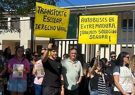 Protestas de familias en Caminomorisco la pasada semana.