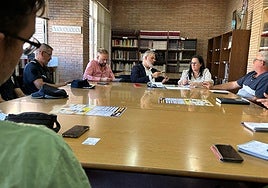 Fernando Pizarro, alcalde de Plasencia, en la visita a la sede del barrio este lunes.