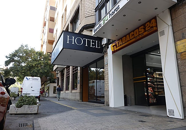 Puerta del estanco 24 horas de la avenida Virgen de Guadalupe de Cáceres, punto donde tuvo lugar la reyerta.
