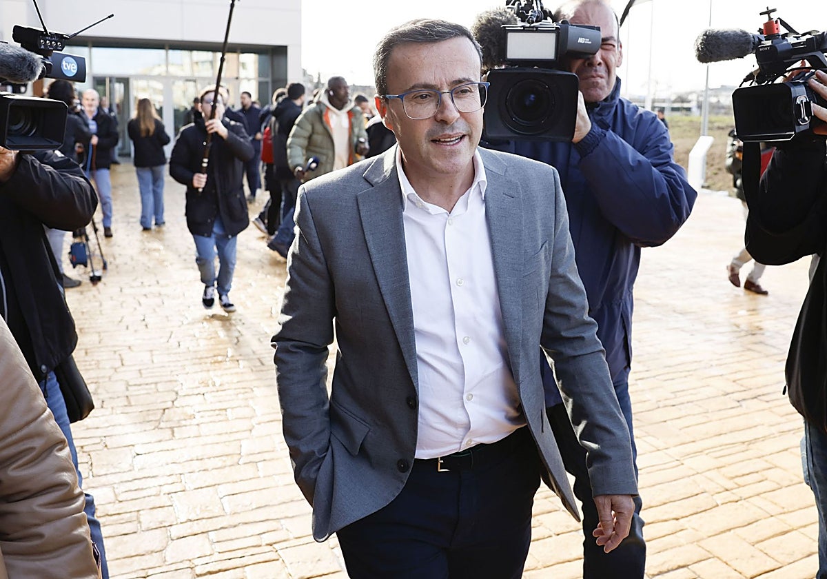 Miguel Ángel Gallardo, a las puertas del juzgado el día de su declaración por el caso Azagra.