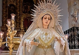 Virgen de la Paz ataviada para el Rosario vespertino programado para el mes de abril pasado.