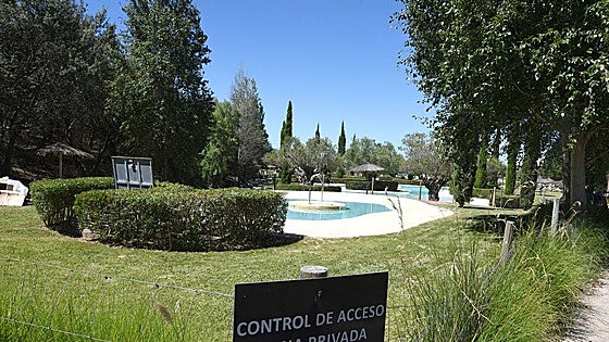 Junta y PSOE coinciden en mantener la defensa del resort de lujo de Valdecañas