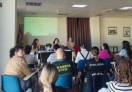 Un momento del encuentro desarrollado en el edificio de Servicios Sociales.