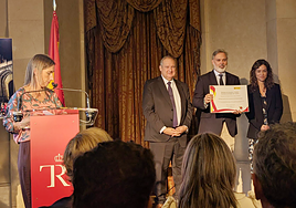 Fernando Pizarro, tras recoger el título de interés turístico nacional.