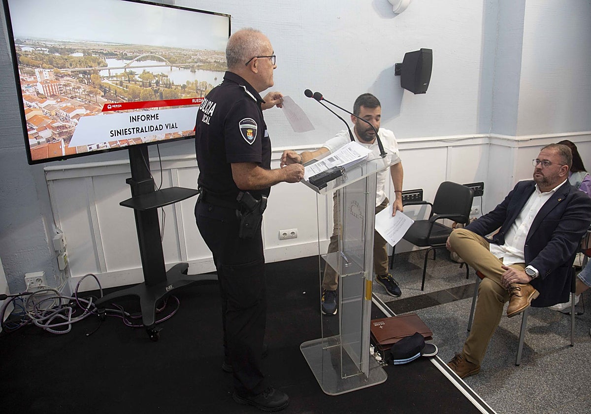 El subinspector Paredes ofrece datos de siniestralidad vial. Enfrente, sentado, el alcalde, Antonio Rodríguez Osuna y de pie Felipe González, delegado de Tráfico.