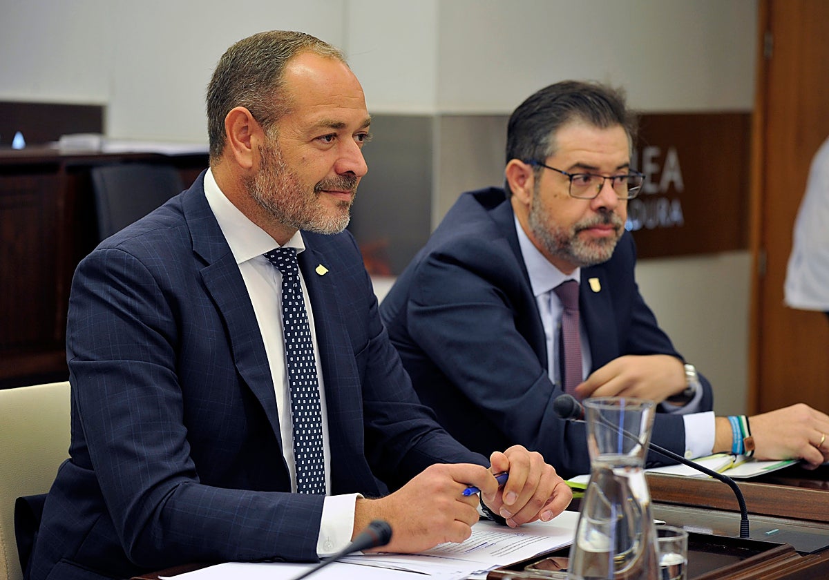 Bayón, a la derecha, con el consejero de Gestión Forestal en la Asamblea.
