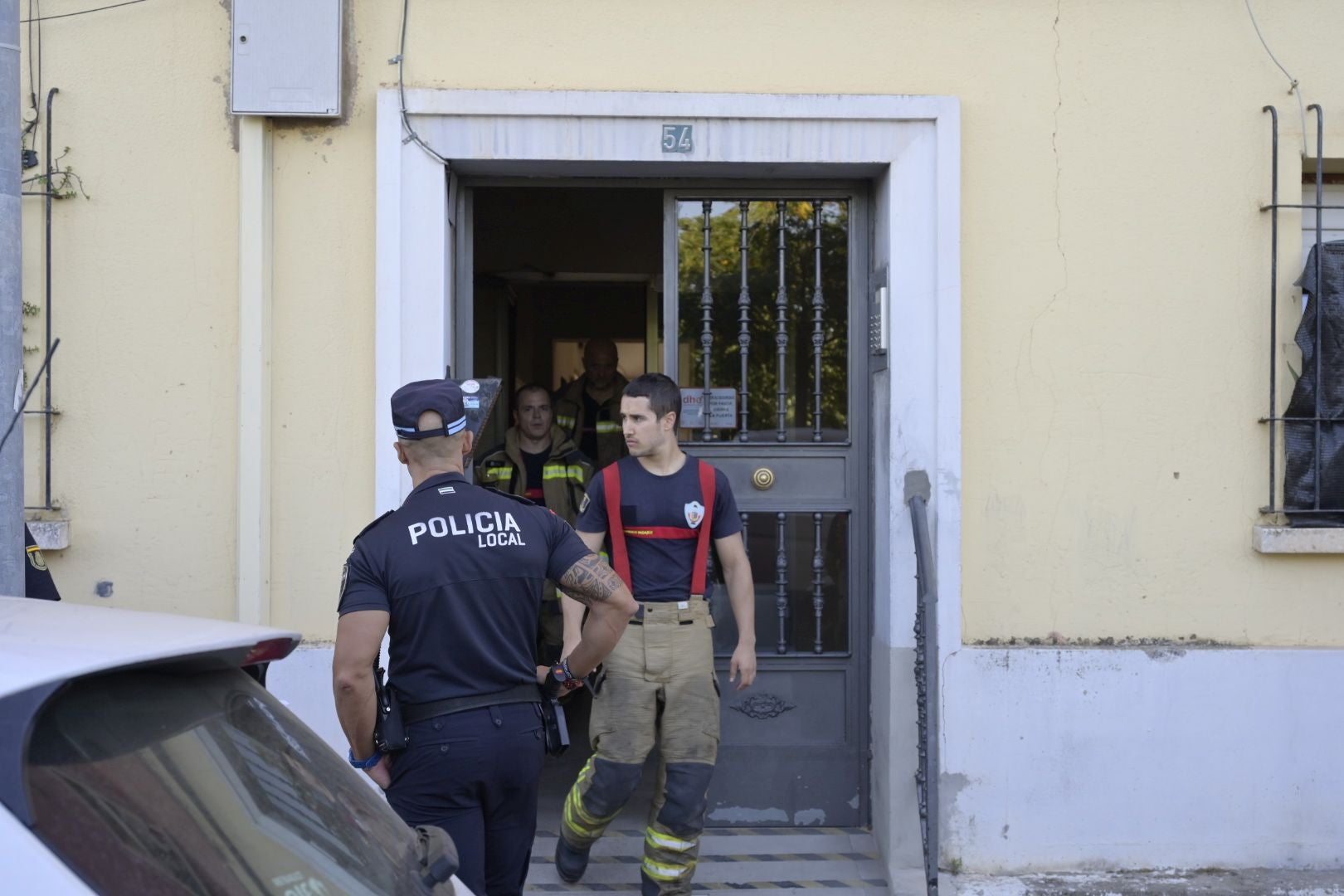 Los bomberos del Ayuntamiento descubrieron el cuerpo cuando estaban ventilando la vivienda tras sofocar un fuego del que alertaron los vecinos. 