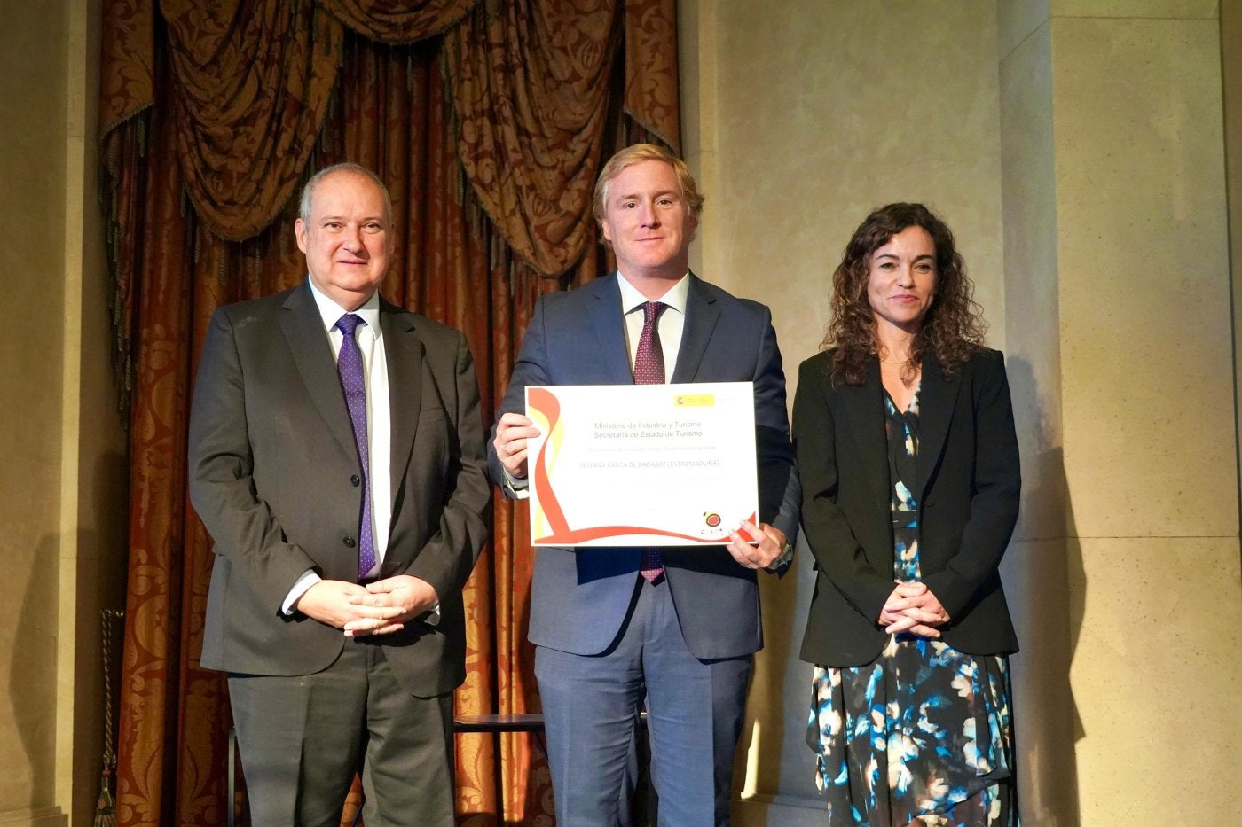 El alcalde, Ignacio Gragera, con el ministro y la secretaria de Estado de Turismo.