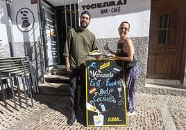 Daniel Clavijo y Daniela Ceballos son los dueños del restaurante Tochesuras de Santiago.