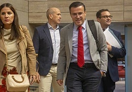 El secretario general del PSOE extremeño, Migue Ángel Gallardo, en su llegada al pleno en el Parlamento regional.
