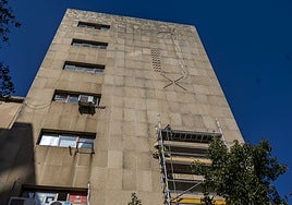Fachada lateral del edificio sindical, donde ha comenzado la instalación de los andamios para ejecutar la obra.