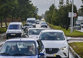 Atasco en el Puente Real, en una imagen de archivo.
