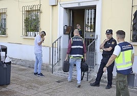 Efectivos de la Policía Nacional acceden a la vivienda donde murió la joven este jueves.