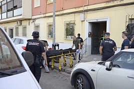 Fotos | Los bomberos rescatan el cadáver de una mujer de 29 años en Badajoz
