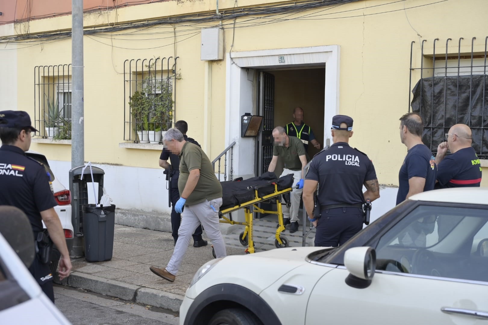 Fotos | Llegada a los juzgados de los dos detenidos por el crimen de la funcionaria de Badajoz
