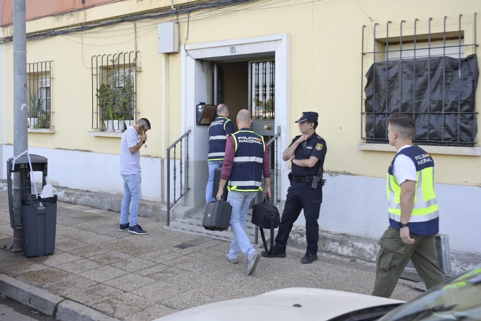 Fotos | Llegada a los juzgados de los dos detenidos por el crimen de la funcionaria de Badajoz