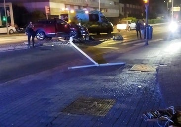 Una conductora de 22 años choca contra una farola en Badajoz