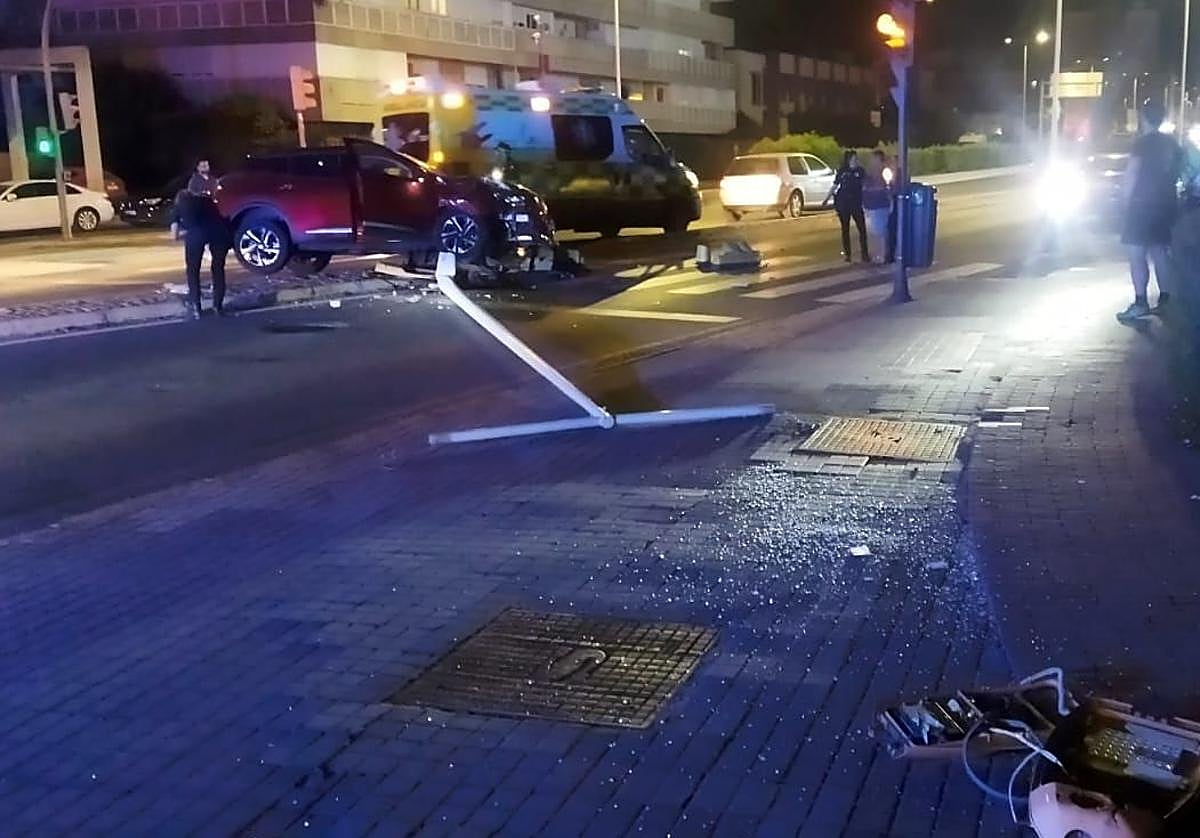 El vehículo quedó cruzado sobre la medina que separa del vial lateral.