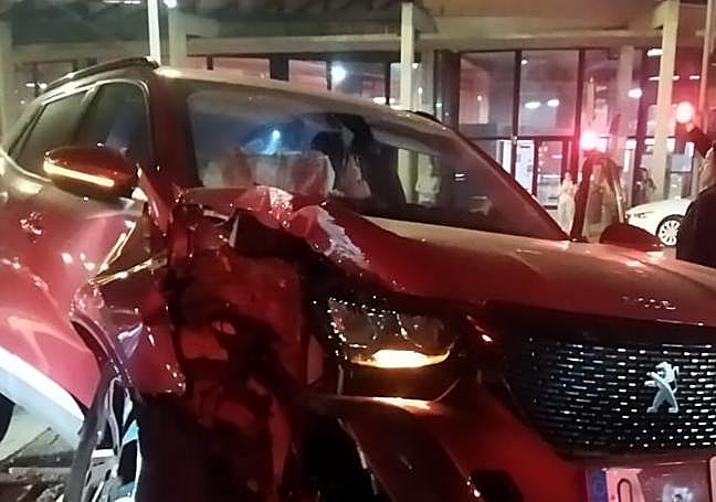 El vehículo impactó con la farola en el lado del copiloto.