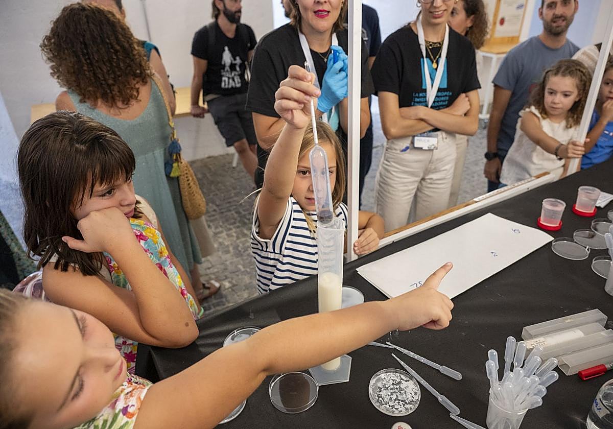 Las mejores imágenes de la Noche de los Investigadores de Badajoz