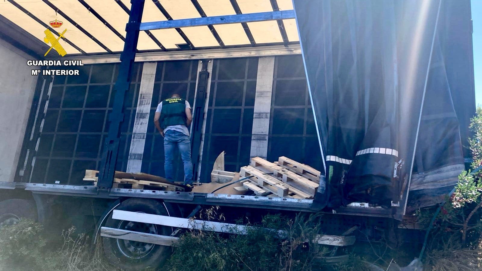 Tres detenidos por robar bobinas de cobre que perdió un camión accidentado