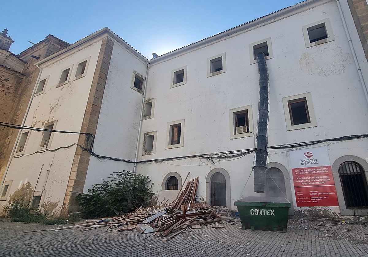 Trabajos de desescombros en la primera planta de la manzana que ocupaba el antiguo palacio de justicia de la capital extremeña.