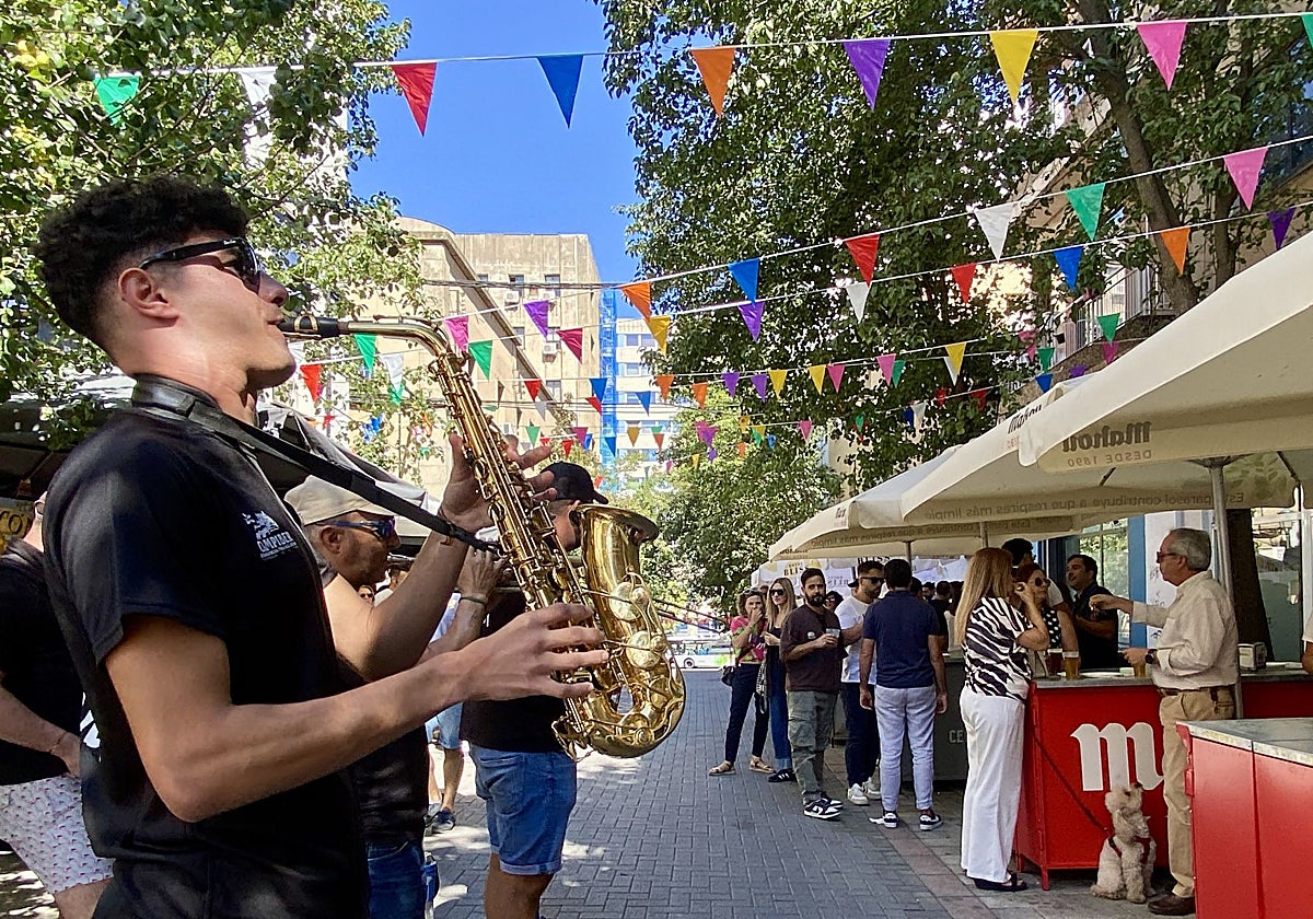 La charanga Follow the leader ha animado este viernes la zona de los obispos de Cáceres, junto al Paseo de Cánovas.