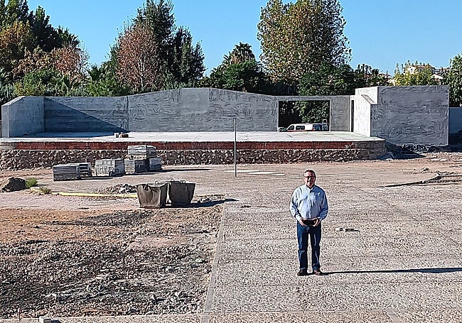 Diego Pérez, alcalde de Solana de los Barros, en la obra del auditorio que están construyendo gracias a los ingresos generados por las plantas solares.